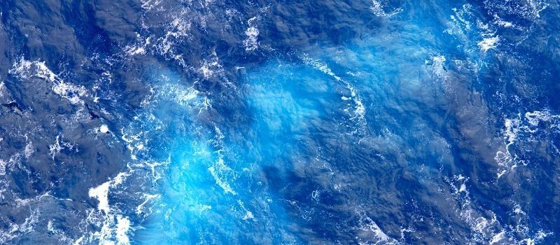 O que significa sonhar com ondas grandes ou mar invadindo